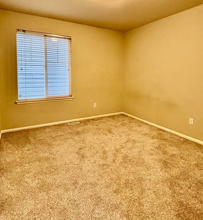 Building Photo - 4 Bed / 2.5 Bath Kirkland single family home $3,845/mo