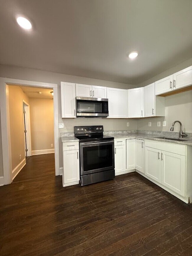 Building Photo - 4 Bed 2 Bath in Atlanta!