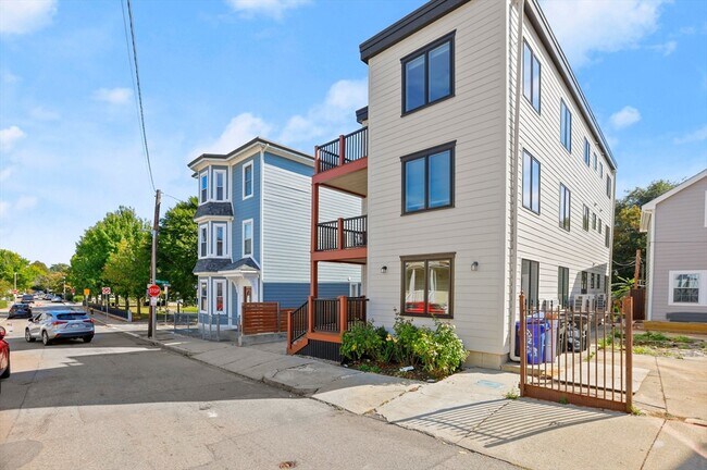 Building Photo - 42 Dennis St