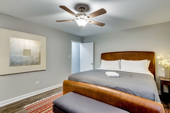 Building Photo - 226 S Hoyne Ave