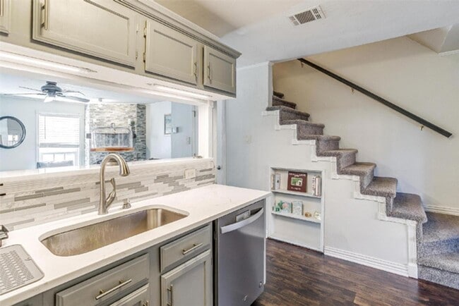 Building Photo - MOVE IN SPECIAL 3rd month FREE - Lovely 2-...