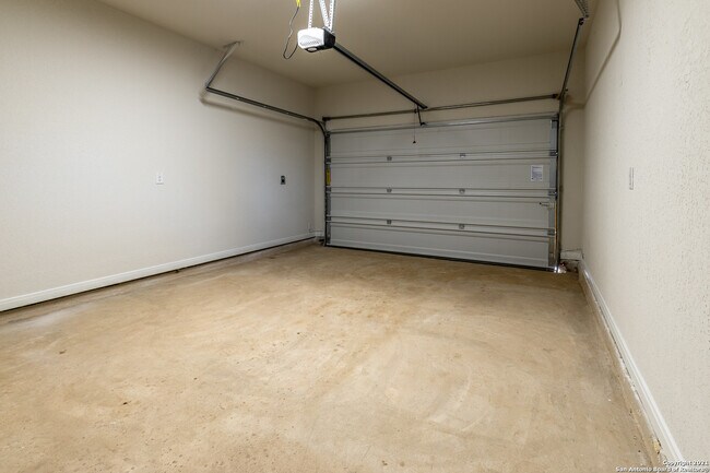 Building Photo - 10351 Lynwood Crk