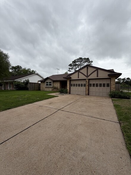 Building Photo - 7007 Pine Grove Dr