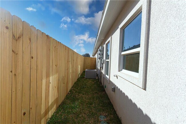 Building Photo - 509 N Emerald Ave