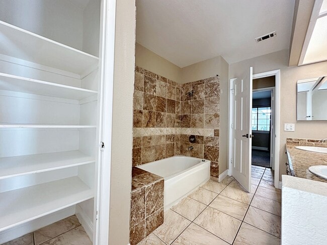 Building Photo - Green Valley Luxury Single Story: Pool, Putting Green, 4 Bedrooms, SOLAR!