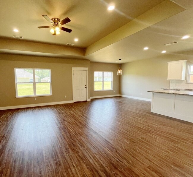 Building Photo - Quiet neighborhoods/Open floor plan/Durant school district