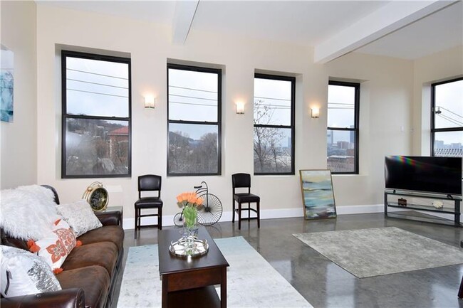 Building Photo - 2301 Mission St