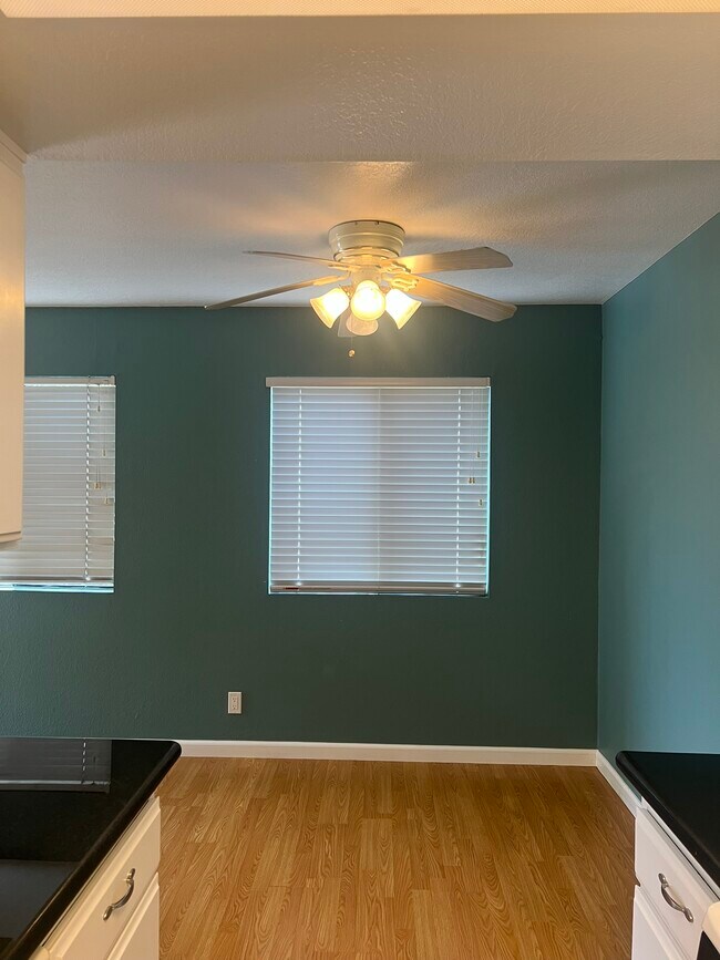 Building Photo - 232 W Tujunga Ave