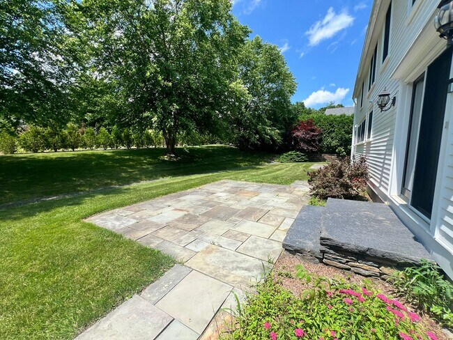 Building Photo - 14 Gray St