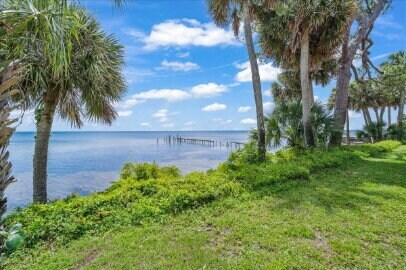 Building Photo - Historice Home on the Indian River