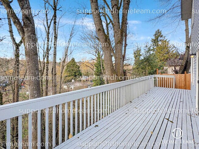 Building Photo - "Spacious 4-Bed Oasis with Scenic Views in Prime Seattle Location!"