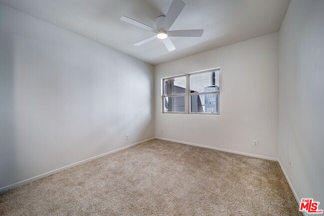 Building Photo - 726 W 37th St