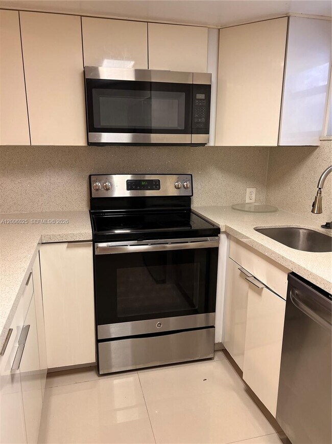 Building Photo - 8290 Lake Dr