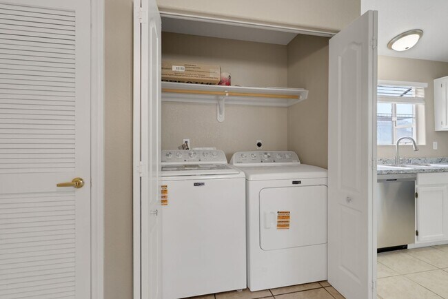 Building Photo - 2 bedroom condo in Henderson