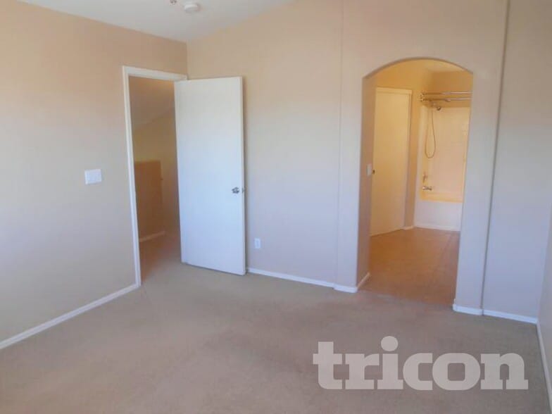 Building Photo - 1116 W Villa Maria Dr