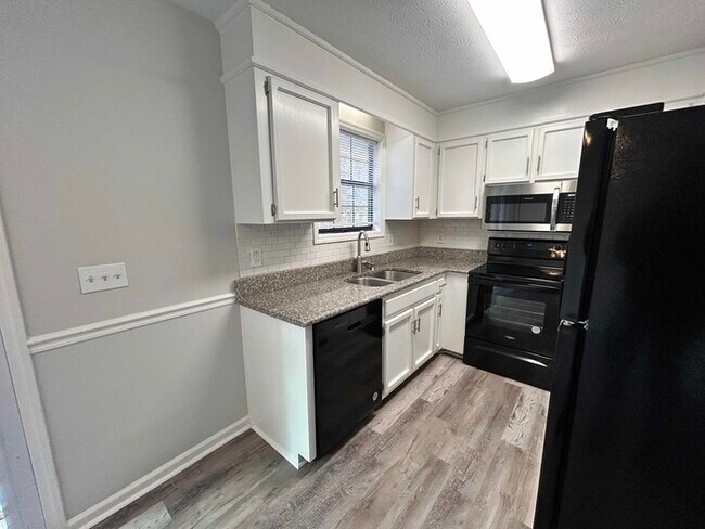 Building Photo - 3 Bed & 2 Bath House in White House | Pet-...