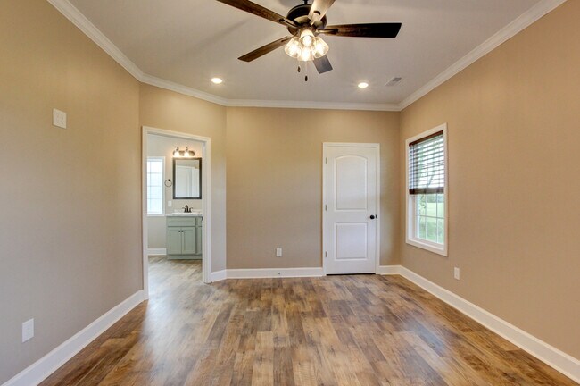 Building Photo - 135 Riverbend Dr