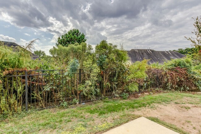 Building Photo - 3 Bedroom Townhouse in Wakefield with 1 Ca...