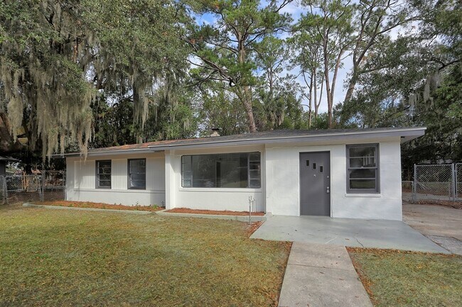 Building Photo - 6 Ranchland Dr