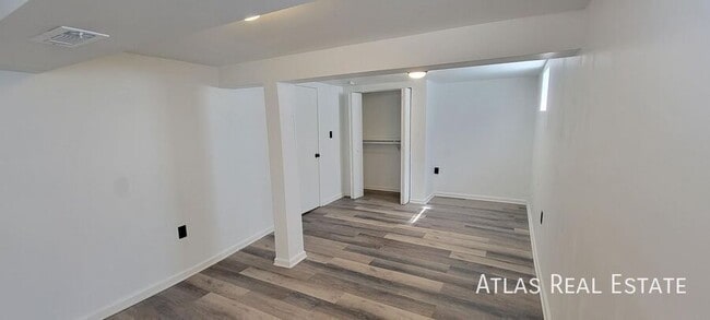 Building Photo - 4912 N Sycamore Dr