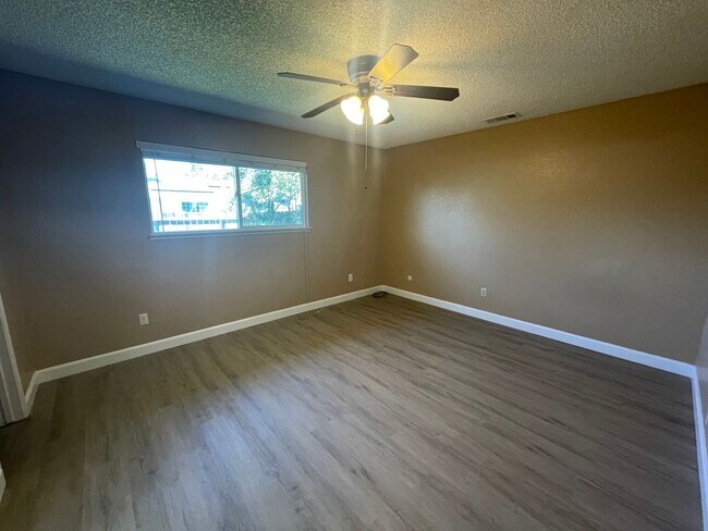 Building Photo - 3233 Nightingale Dr