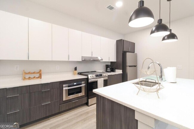 Building Photo - 240 Martha Dr