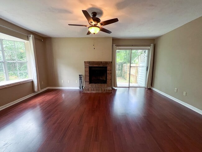 Building Photo - Pet Friendly Spacious 2-Bedroom End Unit i...
