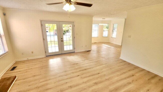 Building Photo - Knoxville 37920 - Completely Renovated 4 Bedroom, 4 Bath home - Contact Tanner Fee (865) 850-5103