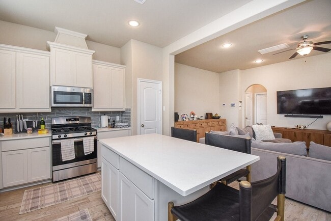 Building Photo - 8726 Laurel Crest Dr