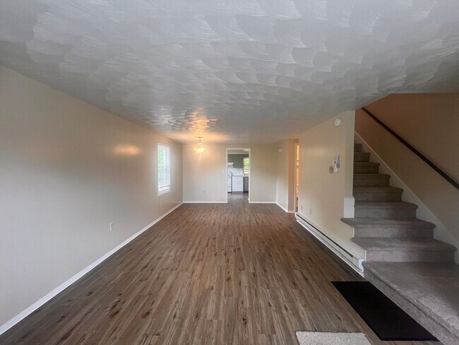 Building Photo - Remodeled Townhome Blocks from Penn State!