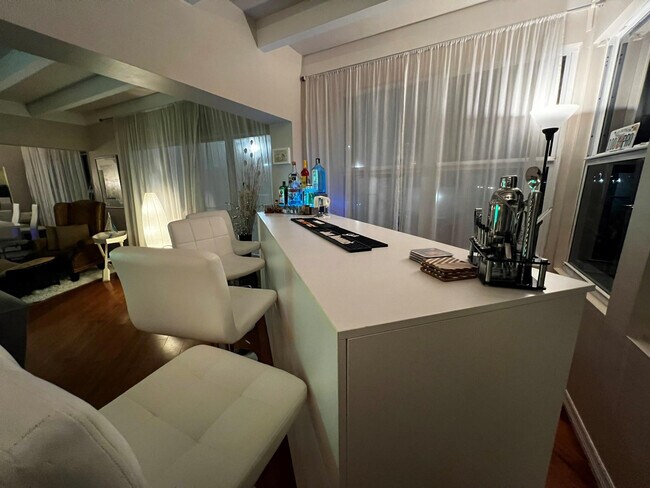 Building Photo - 904 NE 20th Ave