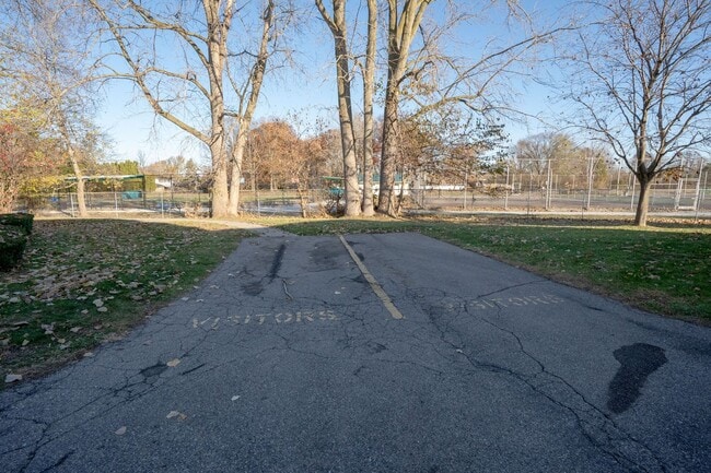 Building Photo - Got to see!  Two bedroom brick ranch style condo in Clinton Twp