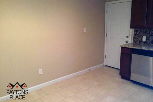 Building Photo - Spacious Single Family home with Huge Back...