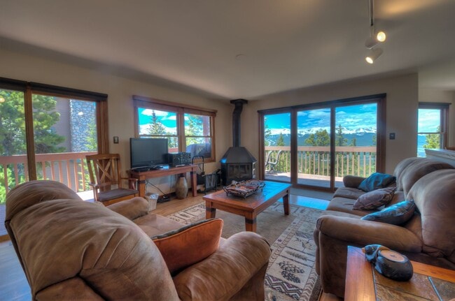 Building Photo - Beautiful home near bus route Breckenridge! 5 bedrooms and VIEWS!  Flexible Lease Terms