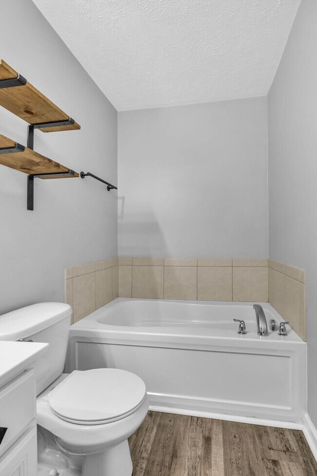 Building Photo - Move-in Ready Townhome in heart of Spring Hill