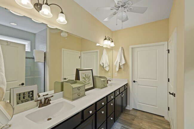 Building Photo - 10 Chicory Ct