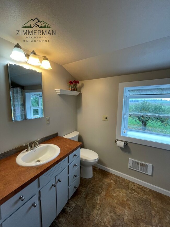 Building Photo - Adorable Updated Farmhouse in Creswell, OR