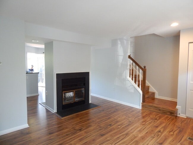 Building Photo - Cozy TH in Great Alexandria Location!