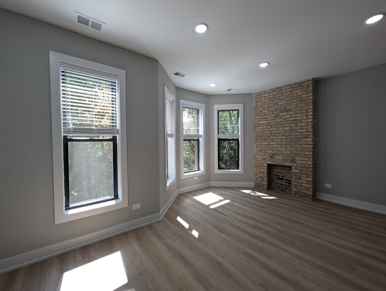 Building Photo - 423 W Belden Ave
