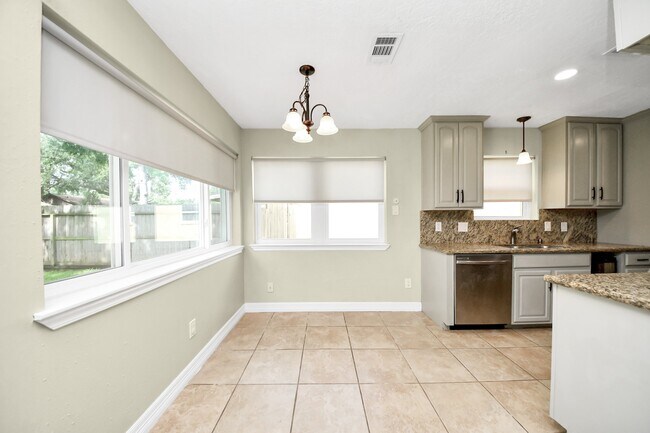 Building Photo - 1104 N Heron Dr