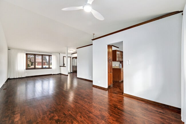 Building Photo - 887 Braintree Ln