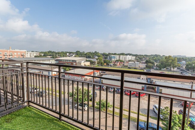 Building Photo - 2235 E 6th St