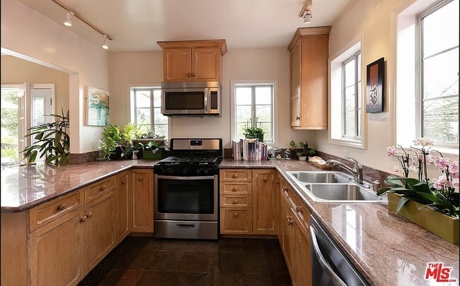 Building Photo - 2472 Hollyridge Dr
