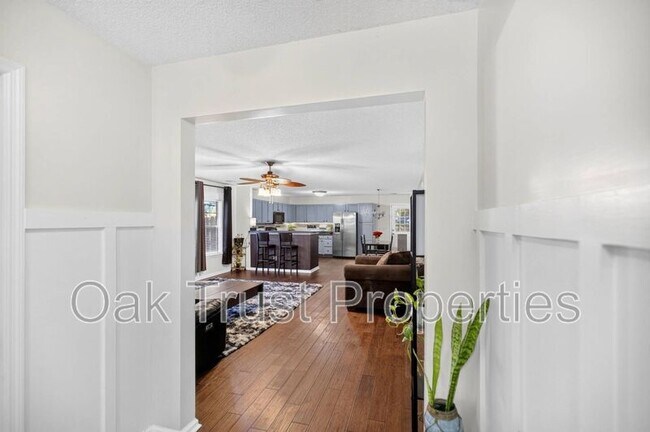 Building Photo - 137 Venice St
