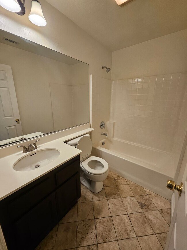 Building Photo - Executive home in South Corona!