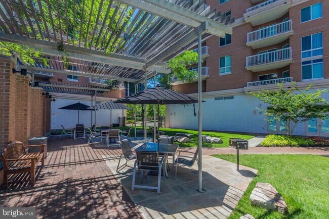 Building Photo - 3101 N Hampton Dr