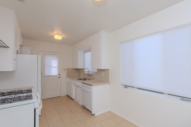 Building Photo - Spacious 2 bedroom / 1 bath home in Pacific Beach / Crown Point!