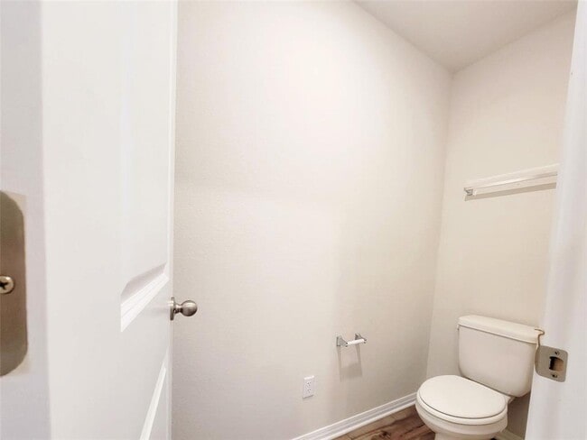 Building Photo - 120 Longmount Cv