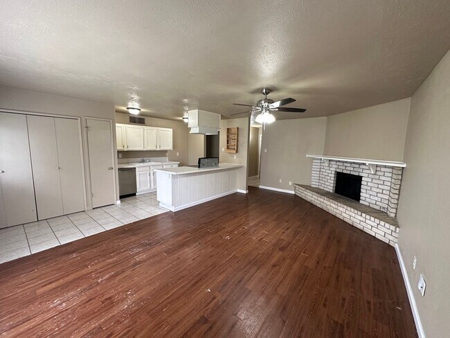 Building Photo - Charming Home With Large Back Yard!