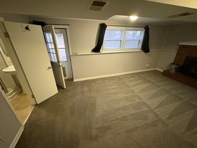 Building Photo - Do NOT Miss this Great Grandview Home!-3 Bed / 2 Bath Split-Entry on a Huge Corner Lot w/ Fenced ...